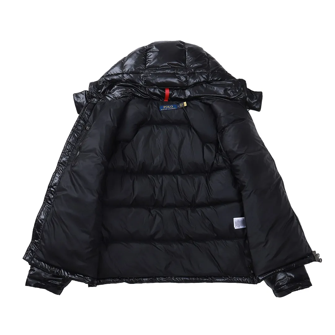 P840 Ralph Lauren/Glossy "Exclusive Production" The top version is new -Ralph Lauren polo is the same for men and women- ⚡️Ralph has gone crazy this year and has worn the upper body of major Internet celebrities. The fabric has a double-layer shin feel and is full of weight! It's not as heavy as a regular jacket, and the ordinary cotton material feels really different. This one is super comfortable, soft and stylish, and has a green plaid interior that has a retro movie fashion feel! ✅Original custom-made 40D plaid four-level waterproof fabric, waterproof and anti-static fabric, exclusively using the original single-layer fabric method. The use of single-layer fabric has tested that the fabric and down must meet the standards to prevent velvet running, and ensure the feel and bulkiness. The interior is made of nylon double-layer sealing design, which will not cause any velvet running phenomenon. The adjustable hem with built-in drawstring buckle can prevent wind and cold. ✅ Silhouette jacket The upper body shape is super good, and the LOGO design on the chest is prominent. It is a style highly recommended by foreign bloggers. ✅Original original data layout, coordinated, loose, warm, fashionable, real original internal data, tolerant version. ✅Imported Behringer embroidery machine, custom-made 10,000-needle electric embroidery, using imported No. 7 needles, imported embroidery thread, ensuring that each word is full, three-dimensional and clear, and can be called the most expensive embroidery logo. ✅It is filled with national standard 80% white duck down, which has better thermal insulation performance, is light and not heavy, and has good fluff recovery after compression! ✅RDS certified high-quality 700 high fluffy white duck down filling ✅The zipper is customized from the Yoshida RL factory, with clear engravings and perfect and smooth texture ✅Accessories and buttons are all developed using the original version The fit is loose but not baggy. The size is just right and not too picky. The dropped shoulder design modifies the shoulders without making them look bulky. This silhouette is a style that will never go out of style after being worn for a long time. The upper body is also very durable and recognizable. The loose and reasonable fit can be worn by both men and women. It is easy to create a clean and refreshing boyish look. Color: (glossy) Black Size: S M L XL XXL